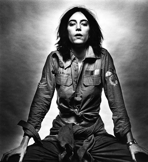  Patti Smith's Unique Fashion Sense and Individualistic Style 