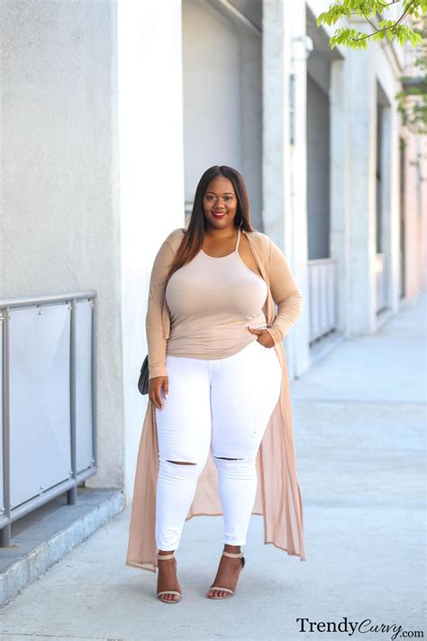 Curvy Lona's Style and Fashion Choices