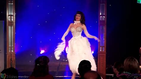 Fascinating Figure: How Sina King Redefined Beauty Standards in Burlesque