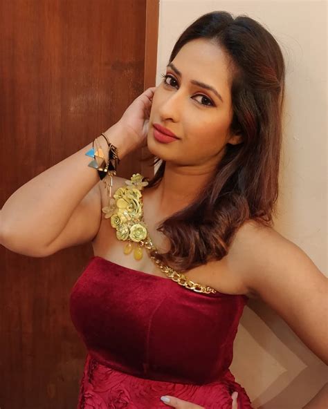 How tall is Priya Marathe and what is her figure?