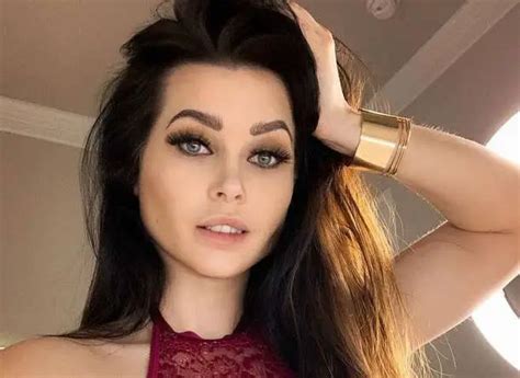 Niece Waidhofer's Net Worth and Income Sources