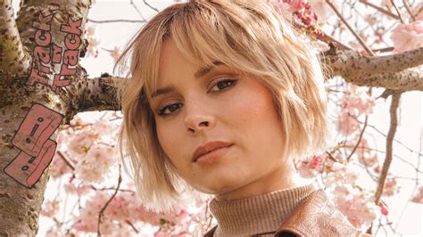 The Impressive Influence of Nina Nesbitt's Wealth on her Lifestyle and Philanthropic Efforts