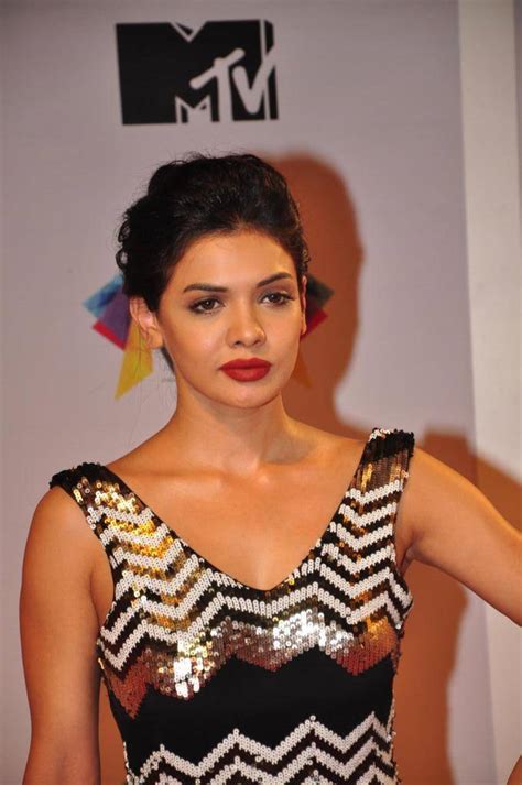 Unveiling the Age and Height of Sara Loren